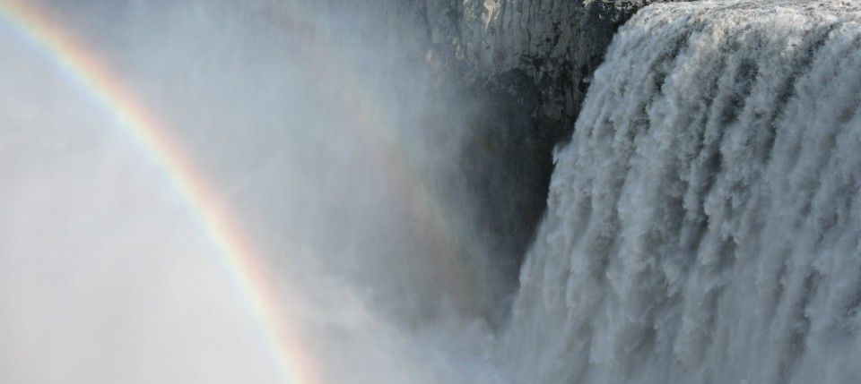 Dettifoss con un arco iris consejos para viajar a Islandia