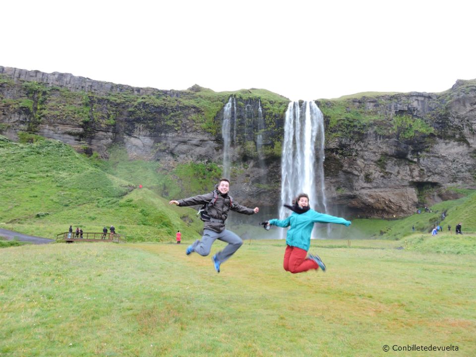 Saltando con Seljalandsfoss de fondo consejos para viajar a Islandia