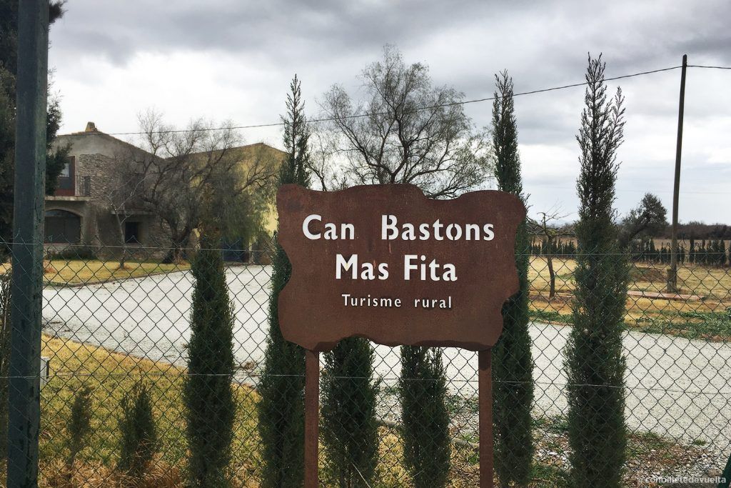 Entrada a Can Bastons, masía rural