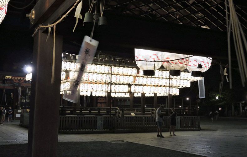 lugares que ver en Japón: santuario Yasaka y parque Maruyama