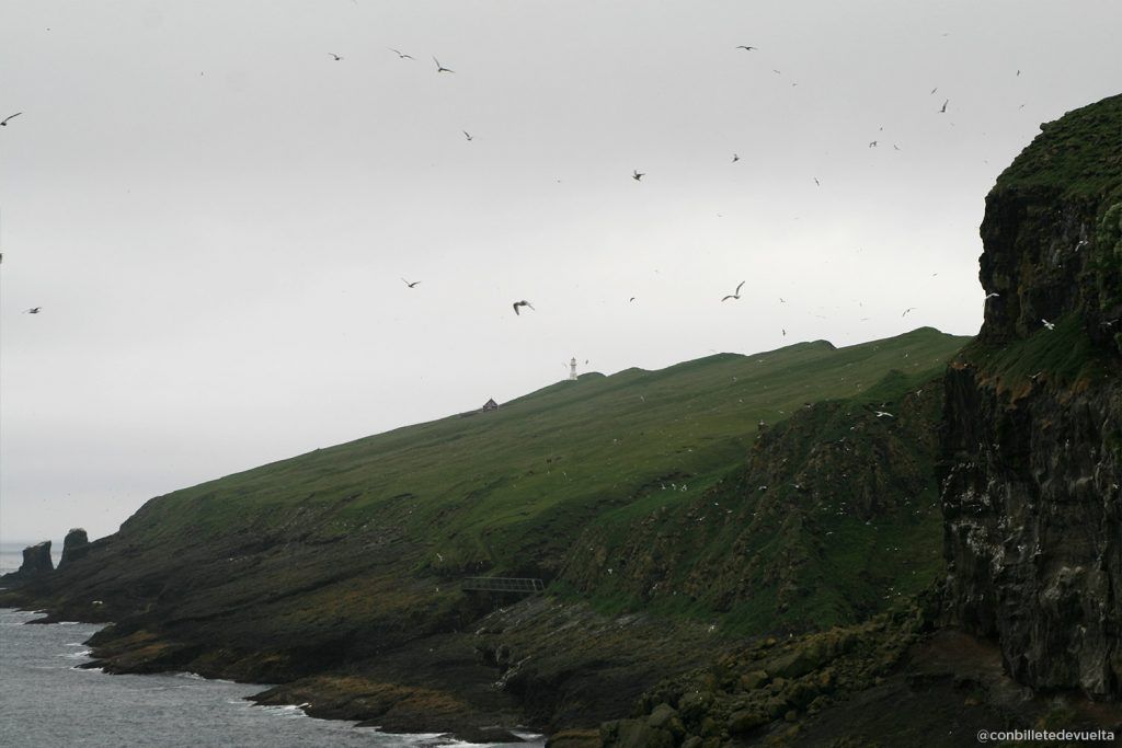 Faro de Mykines hólmur de fondo