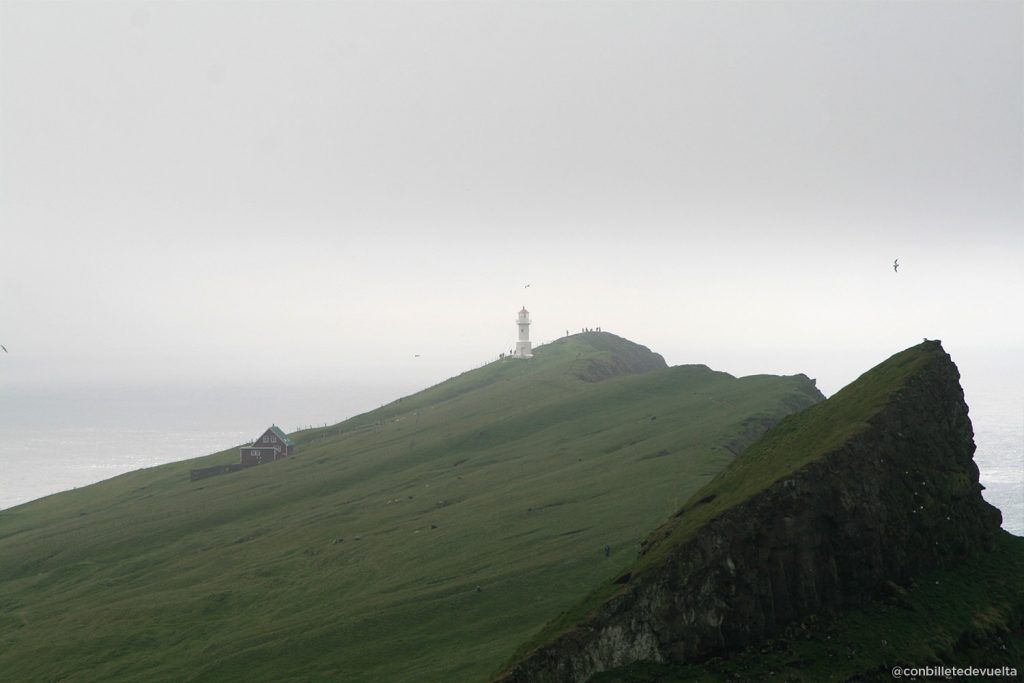 Faro de Mykines en el horizonte